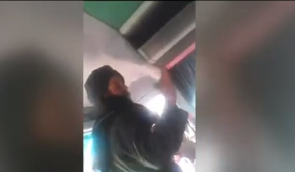 Φοιτήτρια βιντεοσκόπησε κρυφά έναν Ταλιμπάν να μιλά σε επιβάτες λεωφορείου