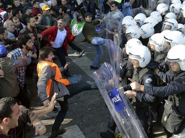 Έκρυθμη η κατάσταση στην Τουρκία - Στη δημοσιότητα εικόνες αστυνομικής βίας από το σημείο της τραγωδίας