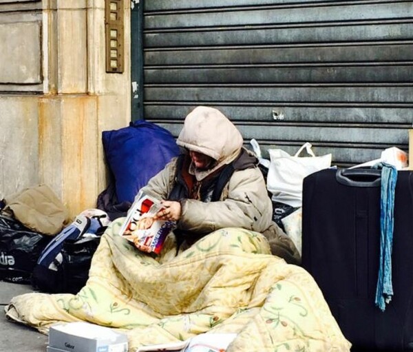 Μια άστεγη που διαβάζει Vogue προκάλεσε σάλο στο Instagram