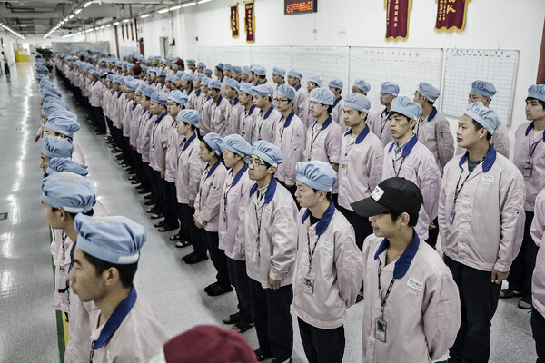 Το Bloomberg μπήκε στο απόρθητο εργοστάσιο όπου κατασκευάζονται τα iPhone