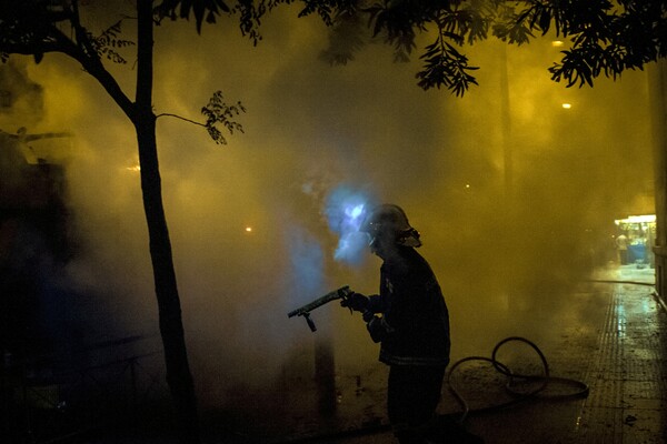 Φωτογραφίες από τον εμπρησμό του τρόλεϊ στο κέντρο της Αθήνας