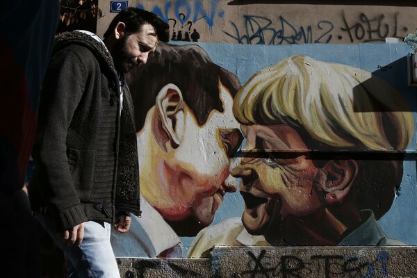 Οι μισοί Έλληνες δεν νιώθουν Ευρωπαίοι και δηλώνουν άκρως απαισιόδοξοι για το μέλλον