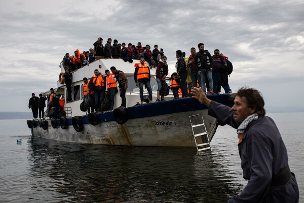 Το χάος στην Ελλάδα συνεχίζεται - Χιλιάδες πρόσφυγες και μετανάστες καταφθάνουν στα νησιά