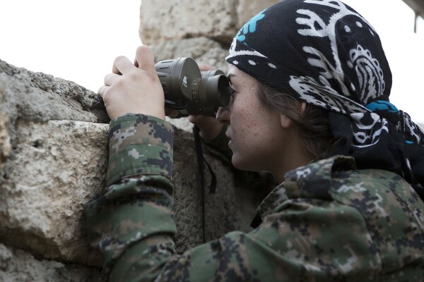 Ποια είναι η Ναλίν Αφρίν, που ηγείται της αντίστασης στο Κομπάνι εναντίον του ISIS και ο Βαρουφάκης την θεωρεί πρόσωπο της χρονιάς;