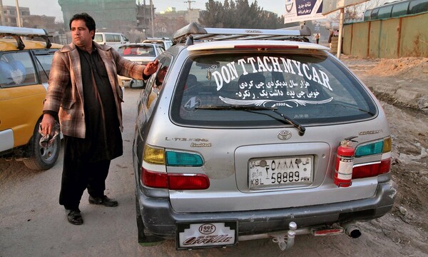Οι οδηγοί στην Καμπούλ εκφράζονται μέσα απ' το παρμπρίζ τους