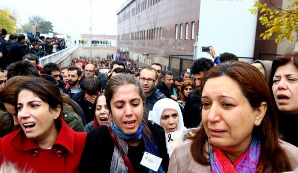 Θρήνος και οργή από 50.000 ανθρώπους στην κηδεία του Κούρδου δικηγόρου Ταχίρ Ελτσί