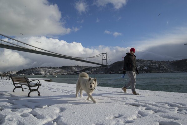 Και όμως είναι ο Βόσπορος - Πολύ χιόνι στην Τουρκία και ματαιώσεις πτήσεων