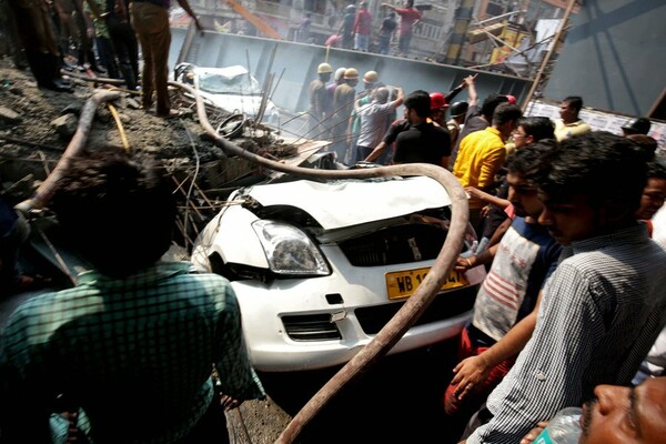 Ινδία: 14 οι νεκροί από την κατάρρευση της γέφυρας - Πάνω από 80 οι τραυματίες (φωτό)