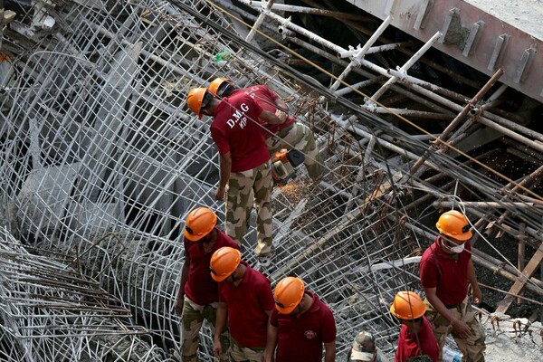 Ινδία: 14 οι νεκροί από την κατάρρευση της γέφυρας - Πάνω από 80 οι τραυματίες (φωτό)