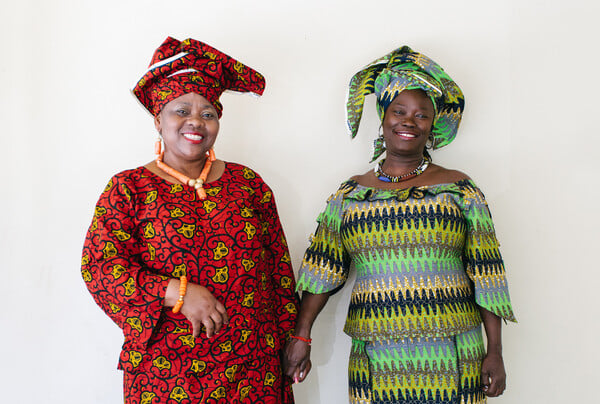 Η Lauretta και η Estaroko μάς εξηγούν γιατί οι Αφρικάνες αγαπούν τα φαρδιά ρούχα