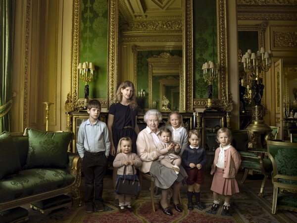 H Annie Liebovitz φωτογραφίζει τη βασίλισσα Ελισάβετ με όλα τα εγγόνια και τα δισέγγονα σε παράταξη