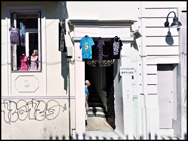 Η Βέρα κρυφοκοιτάζει ανθρώπους και μανεκέν στους δρόμους της Αθήνας, και έχει τις φωτογραφίες για να το αποδείξει