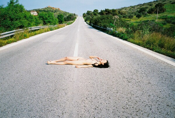 Όταν ο Ren Hang, που πέθανε σήμερα, φωτογράφιζε γυμνά στη φύση της Αθήνας