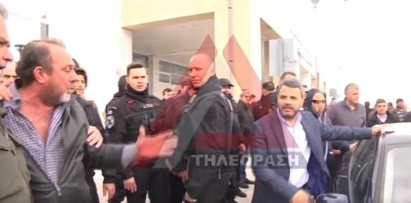 Με συνοδεία αστυνομικών έφυγαν από το αεροδρόμιο Αλεξανδρούπολης οι βουλευτές του ΣΥΡΙΖΑ - Άγριος προπηλακισμός από τους αγρότες