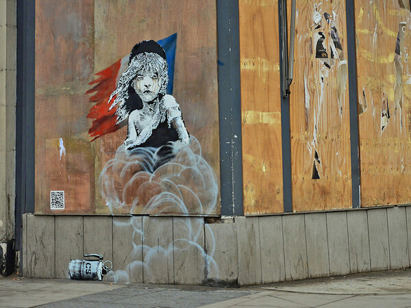 Νέο έργο του Banksy έκανε την εμφάνισή του, απέναντι από την Γαλλική πρεσβεία στο Λονδίνο