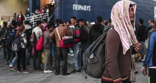 Μειώθηκε ο αριθμός των προσφύγων στον Πειραιά