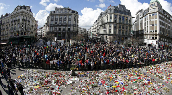 Χιλιάδες πολίτες στις Βρυξέλλες σε πορεία-φόρο τιμής στα θύματα των τρομοκρατικών επιθέσεων