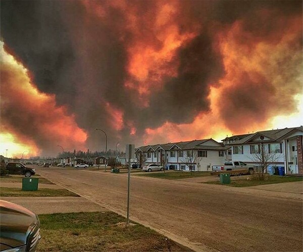 Kόλαση φωτιάς στον Καναδά: Εκκενώθηκε πόλη 60 χιλ. κατοίκων