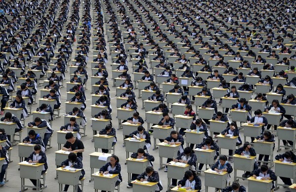 Κίνα: Οι μαθητές που αντιγράφουν στις εξετάσεις κινδυνεύουν ακόμη και με επτά χρόνια φυλάκιση