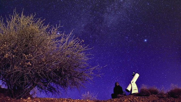 Ένα κορίτσι από το Ιράν μελετάει τα άστρα