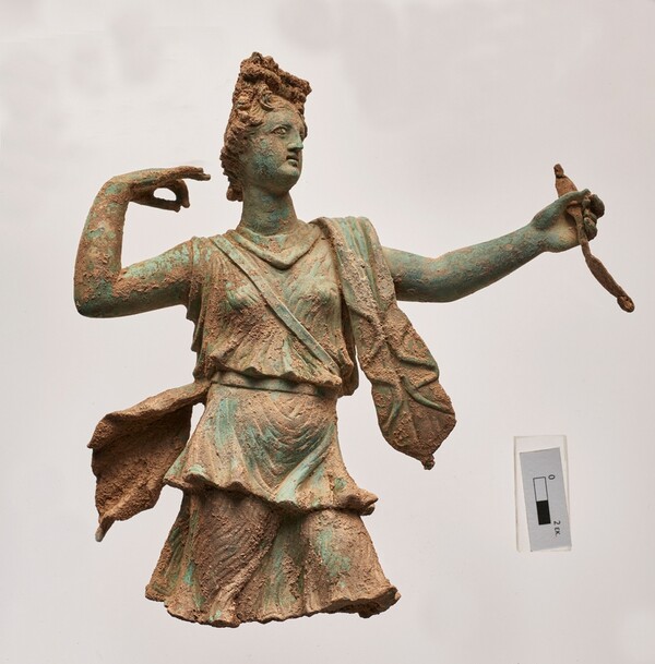 Άρτεμις και Απόλλωνας: Δύο αριστουργηματικά αγαλματίδια μόλις ανακαλύφθηκαν στα Χανιά