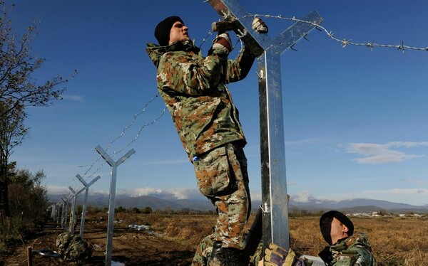 Ο στρατός των Σκοπίων υψώνει σήμερα φράχτη στα σύνορα με την Ελλάδα