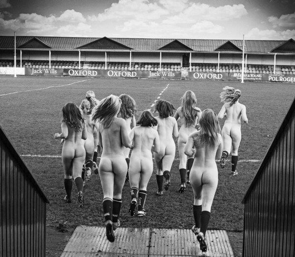 Γυμνές και χωρίς photoshop - Oι αθλήτριες του Πανεπιστημίου της Οξφόρδης γιορτάζουν το γυναικείο σώμα
