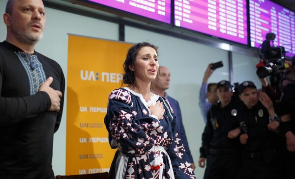 Πανδαιμόνιο στo Kίεβο για την υποδοχή της Jamala - Η τραγουδίστρια ξέσπασε σε κλάματα όταν έκανε την πρώτη της δήλωση