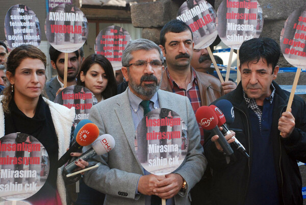 Θρήνος και οργή από 50.000 ανθρώπους στην κηδεία του Κούρδου δικηγόρου Ταχίρ Ελτσί