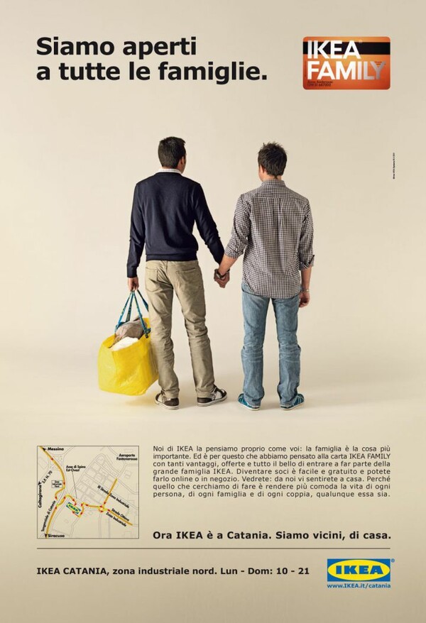 Iταλία: Η ΙΚΕΑ ξεκινά εκστρατεία υπέρ των ομόφυλων ζευγαριών και έχει έξυπνη αφίσα