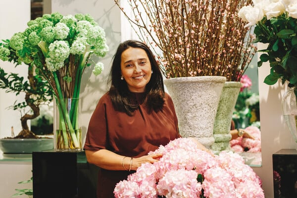 Η ιδιοκτήτρια ενός από τα καλύτερα ανθοπωλεία της Αθήνας μας ξεναγεί στον μαγικό κόσμο των λουλουδιών
