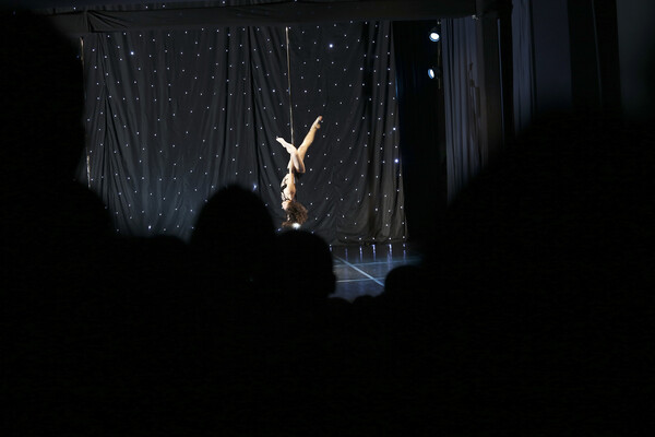 Οι κορυφαίοι pole dancers εντυπωσίασαν χθες βράδυ στην Αθήνα