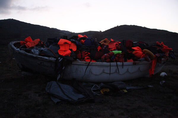 Ένα σακιδιο πλάτης για τους πρόσφυγες φτιαγμένο από τις βάρκες και τα σωσίβιά τους