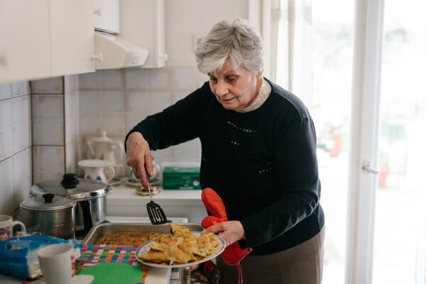 Συνάντηση με μια 80χρονη κυρία της Θεσσαλονίκης που ράβει και μαγειρεύει για τους πρόσφυγες