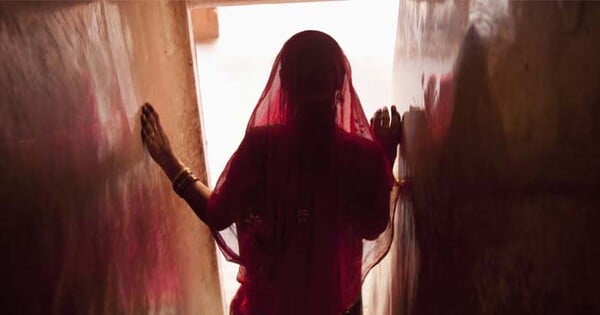 Ινδή έκοψε τα γεννητικά όργανα του βιαστή της με δρεπάνι και τα πήγε στην Αστυνομία