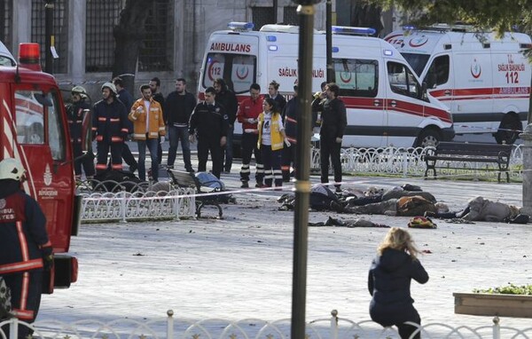 Τώρα: Ισχυρή έκρηξη στο Μπλε Τζαμι στην Κωνσταντινούπολη - Update: Πληροφορίες για τουλάχιστον 10 νεκρούς