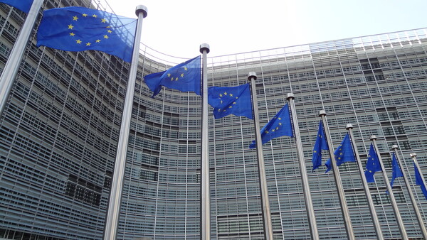 Βρυξέλλες: Πρώτα θα ψηφιστούν τα μέτρα και μετά θα υπάρξει συμφωνία για το χρέος