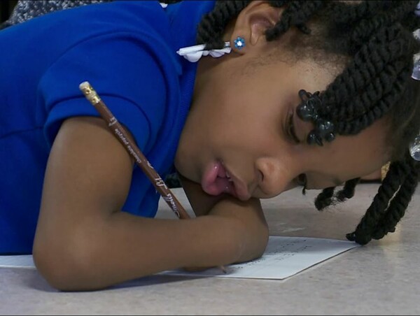 Αυτό το επτάχρονο κορίτσι γεννήθηκε χωρίς χέρια, αλλά μόλις κέρδισε βραβείο σε εθνικό διαγωνισμό καλλιγραφίας