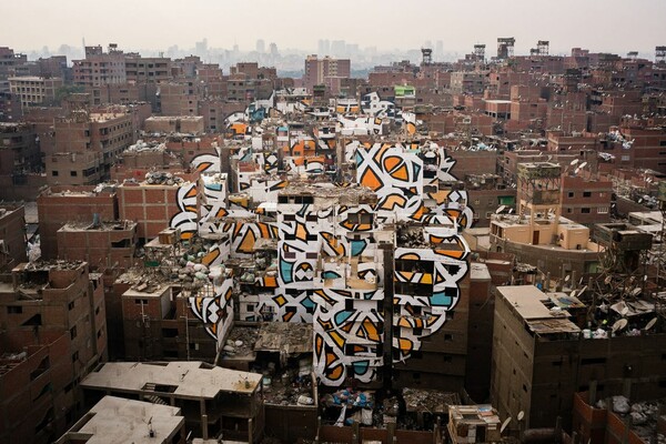 Ένα Τυνήσιος street artist έφτιαξε μυστικά ένα τεράστιο, εντυπωσιακό mural στην καρδιά του Καΐρου