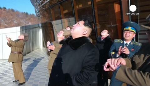 H τηλεόραση της Β. Κορέας μετέδωσε πλάνα του πανευτυχή Κιμ Γινγκ Ουν την ώρα που φεύγει ο πύραυλος