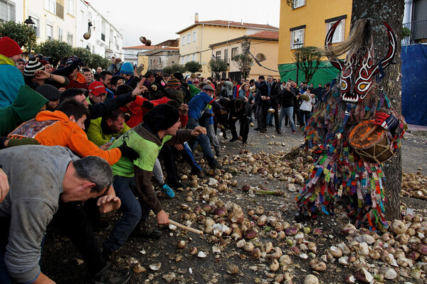 Λιθοβολώντας το κακό πνεύμα Jarramplas στην γιορτή του Αγίου Σεβαστιανού στην Ισπανία.