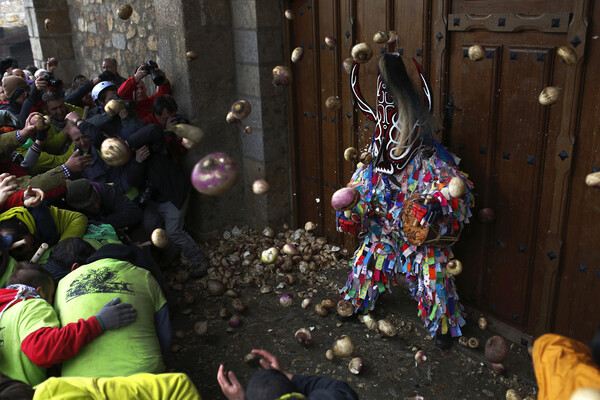 Λιθοβολώντας το κακό πνεύμα Jarramplas στην γιορτή του Αγίου Σεβαστιανού στην Ισπανία.