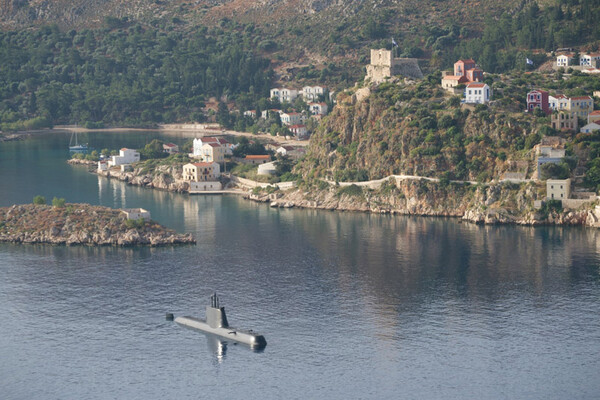 Oι Τούρκοι παραβίασαν και με αρματαγωγό τα χωρικά ύδατα, υποβρύχιο αναδύθηκε λίγο έξω από το λιμάνι της Κω