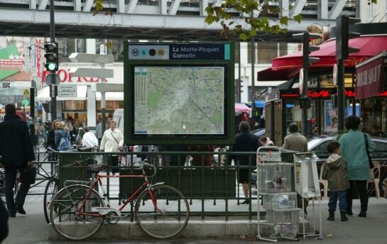 Παρίσι: Πιάστηκε το παλτό του στην πόρτα του μετρό και πέθανε