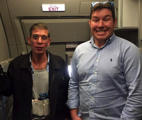 Όμηρος του αεροπειρατή πόζαρε μαζί του μέσα στο αεροπλάνο και έστελνε σε φίλους του τη φωτογραφία