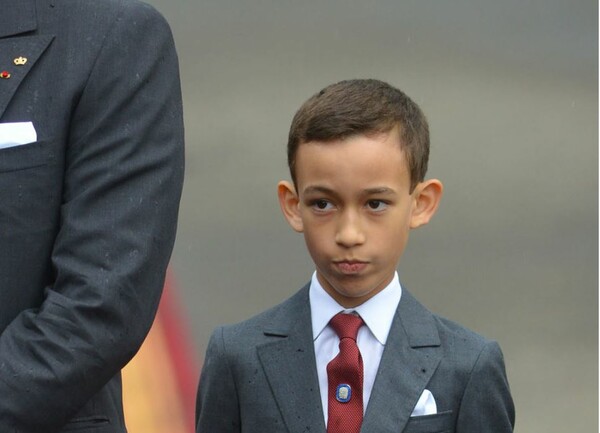 Το αλλόκοτο βίντεο με την αντίδραση του 12χρονου πρίγκηπα του Μαρόκου όταν πάνε να του φιλήσουν το χέρι