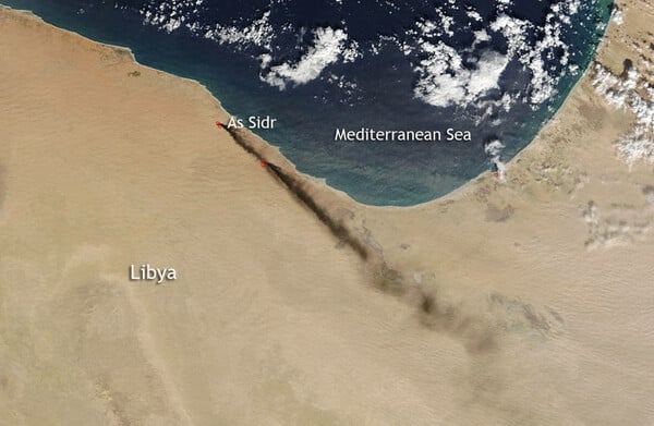 Πυκνός καπνός από τις πυρκαγιές πετρελαίου πάνω από τη Λιβύη- Σοκάρουν οι εικόνες της NASA