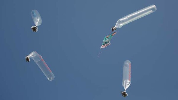 O Κιμ Γιονγκ Ουν έστειλε στη Ν.Κορέα μπαλόνια με αποτσίγαρα και χρησιμοποιημένο χαρτί υγείας