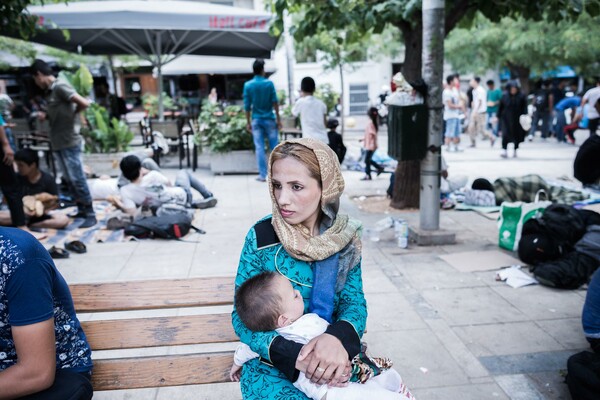 Mεγάλη ερευνα: Σχεδόν 6 στους 10 Έλληνες δηλώνουν ότι έχουν βοηθήσει πρόσφυγες