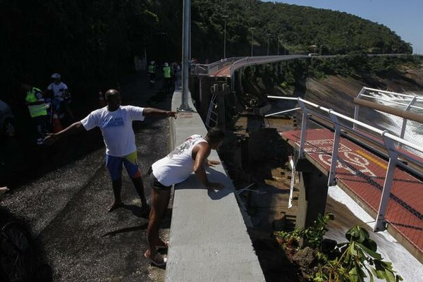 Ρίο ντε Τζανέιρο: Κατέρρευσε γέφυρα για ποδηλάτες- Πληροφορίες για νεκρούς κι αγνοούμενοι